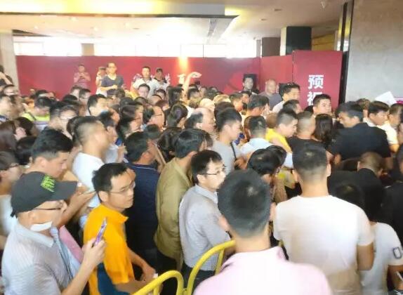 开发商变卦 槐荫一小区500多业主聚集物业引发流血大混战