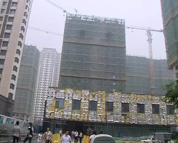 开发商变卦 槐荫一小区500多业主聚集物业引发流血大混战