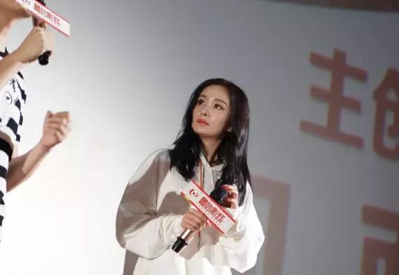 杨幂来济南啦 耿直girl秒回记者尺度太大！