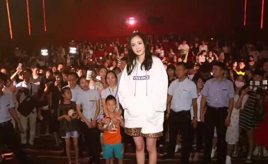 杨幂来济南啦 耿直girl秒回记者尺度太大！