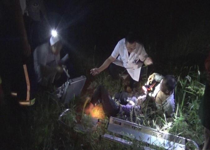 泰安半百老夫妇深夜上山摸蝎子泡酒不慎跌落摔伤