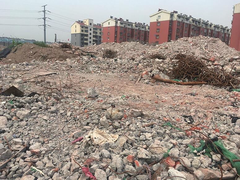 生产路与小清河北路交叉口拆迁废墟裸露 扬尘严重