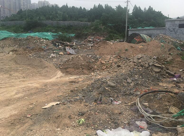 九龙山庄小区明珠苑西北角拆迁废墟和松土裸露