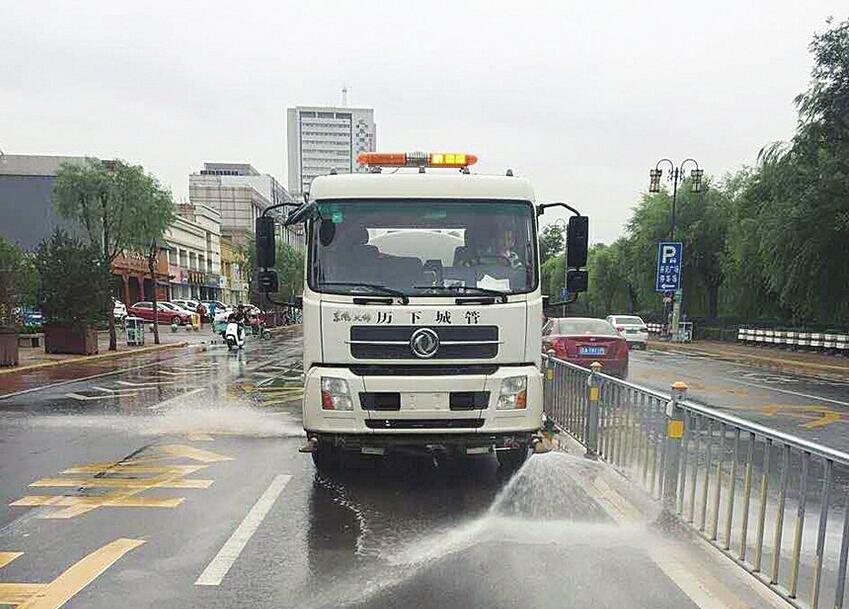 雨后洒水是浪费？市城管局:道路保洁更有效且省时省力省水