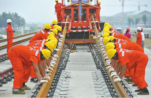 济青高铁钢轨一半是济南造 预计明年一季度铺轨完成