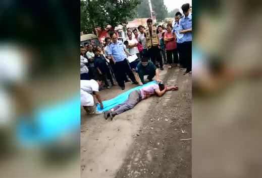 济阳一男子当街抢孩子 被村民抓住打得浑身是血