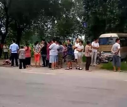 济阳一男子当街抢孩子 被村民抓住打得浑身是血