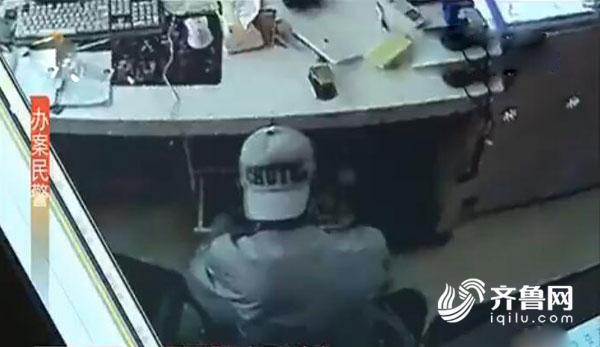 钱洒啦！淄博小贼入室盗窃被堵店内 俩店员没能摁住他