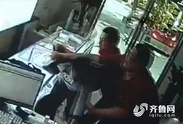 钱洒啦！淄博小贼入室盗窃被堵店内 俩店员没能摁住他