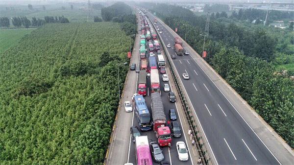 济南:高速应急车道被占 救援车辆被堵路上 - 济南社会 - 舜网新闻