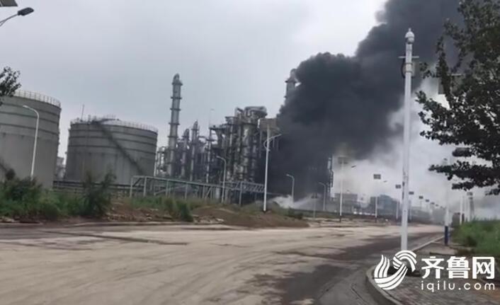 突发！东营一化工厂起火 现场浓烟滚滚
