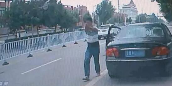 青岛一司机冒充警察持玩具枪逼停前车 已被刑拘