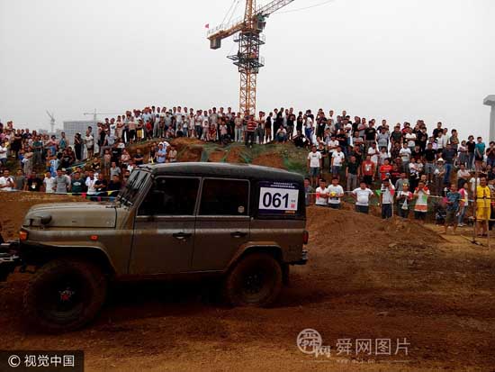 山东：施工工地上演越野场地赛 观众自发组成“人山”景观