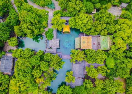 雨后俯瞰“泉”世界 众泉开始撒欢喷涌