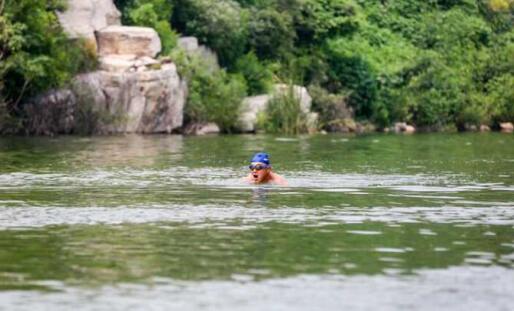 济南人造景观湖变游泳池 三块警示牌难挡游泳者