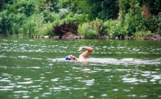 济南人造景观湖变游泳池 三块警示牌难挡游泳者
