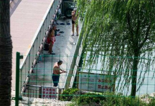 济南人造景观湖变游泳池 三块警示牌难挡游泳者