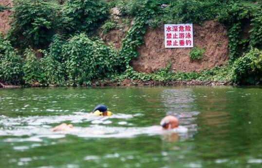 济南人造景观湖变游泳池 三块警示牌难挡游泳者