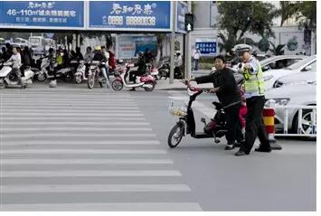 济南“路口革命”再上人民日报 交警治理升格成全民行动！