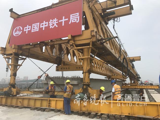 霸气!济南二环西路高架桥南延穿越铁路工程顺利合龙