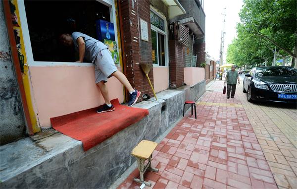 济南：门头房半封堵 进出钻窗越墙