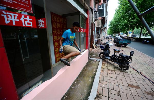 济南：门头房半封堵 进出钻窗越墙