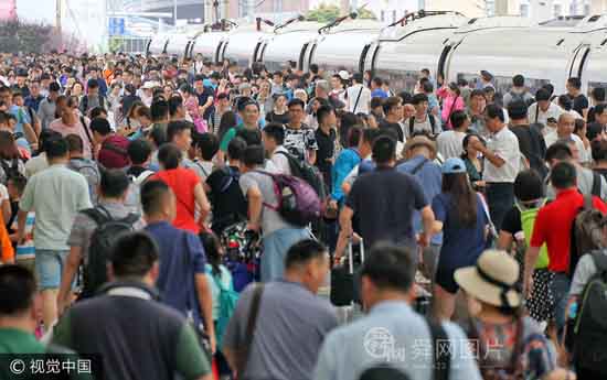 青岛火车站迎“啤酒节”客流高峰