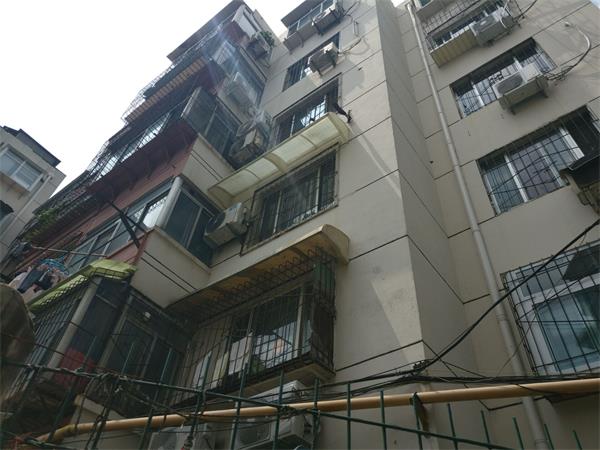 疑安全绳未栓牢 槐荫区昆仑路小区一工人自三楼跌下