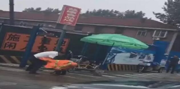 狂殴环卫工的司机抓到了！已被济南天桥警方刑事拘留