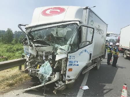 济广高速厢式货车追尾致一死六伤 肇事司机不知如何撞上