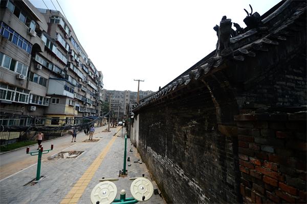 济南:社区违建拆除 百年长春观露脸