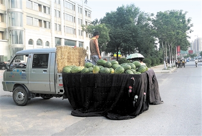 连日阴雨西瓜销量遇冷 一车瓜三天卖不出去瓜农“上火”