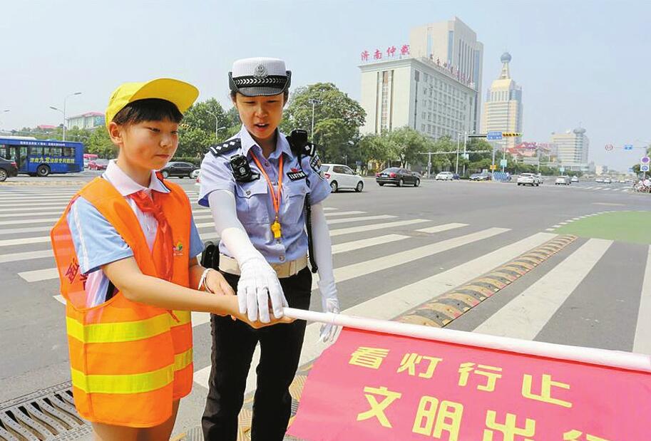 市中交警大队女子中队刚柔并济路口倡文明