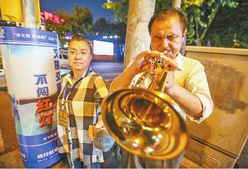 盲人男子济南街头开微型个唱 不靠残疾人身份“卖惨”