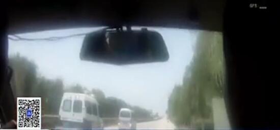 济宁一公路上演“警匪片”小伙开车疯狂别警车