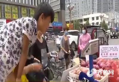 帮帮他!菏泽8岁男孩街头卖洋葱 只为救患病妈妈