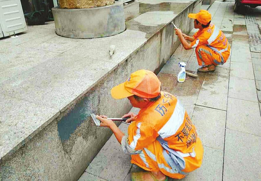 历下“三板斧”砍向城市“牛皮癣”