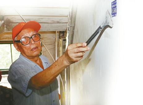 记者卧底调查直击小广告阵地战：一群形形色色的大军