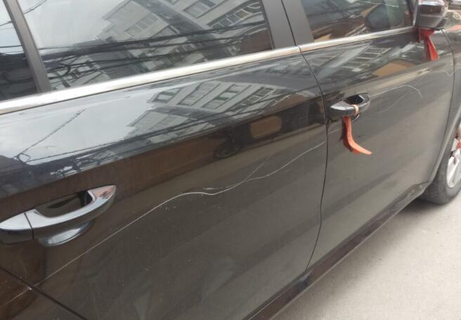 凤林小区北区近10辆车被划 疑因车停路边阻碍通行被划