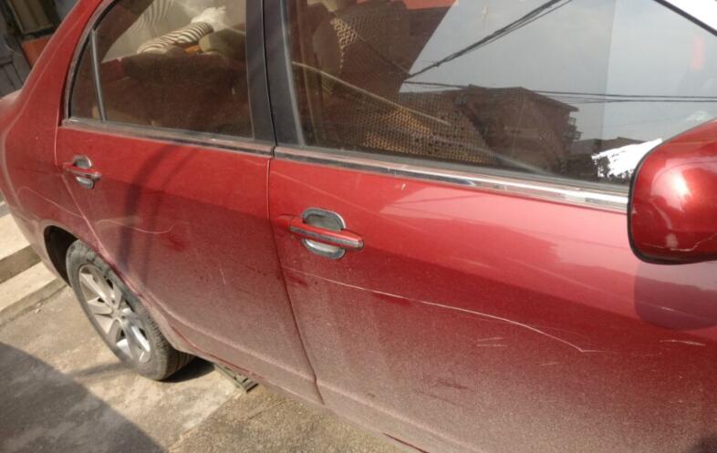 凤林小区北区近10辆车被划 疑因车停路边阻碍通行被划