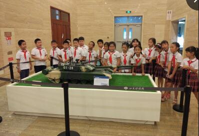 济南市燕山小学少先队员参观山东省庆祝中国人民解放军建军90周年主题展