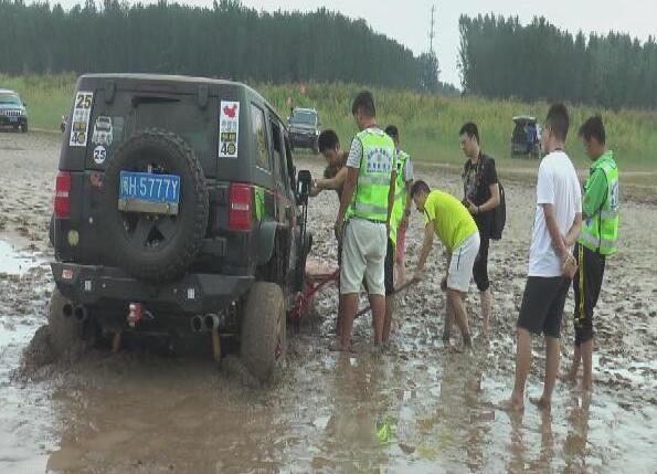 越野车陷黄河滩 7辆救援车赶至现场救援