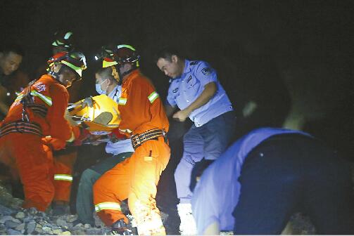 男子爬山坠落半山腰左腿摔断无法动弹 七小时成功获救 