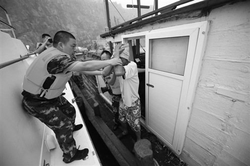 烟台一渔民受伤被困无人岛 浓雾中4小时海上救援