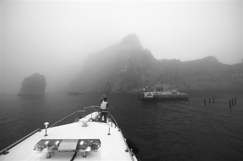 烟台一渔民受伤被困无人岛 浓雾中4小时海上救援