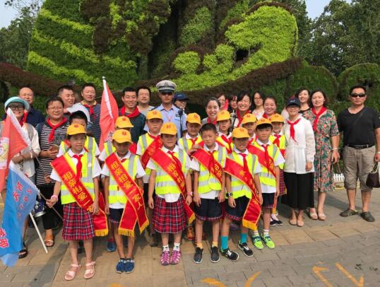 平安暑假助力创城 济南育秀中学小学部二(8)中队红领巾在行动 