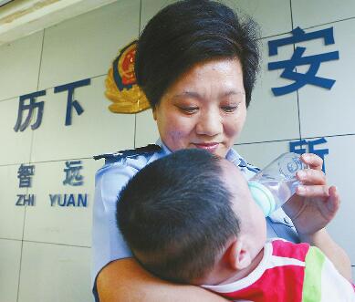 孩子父母与推拿店产生纠纷 为5000元把5个月大婴儿“扔”了