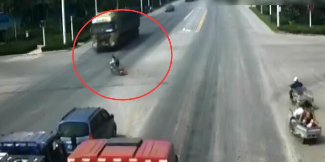 又是闯红灯惹祸！潍坊一半挂车撞飞电动车 14岁少女身亡