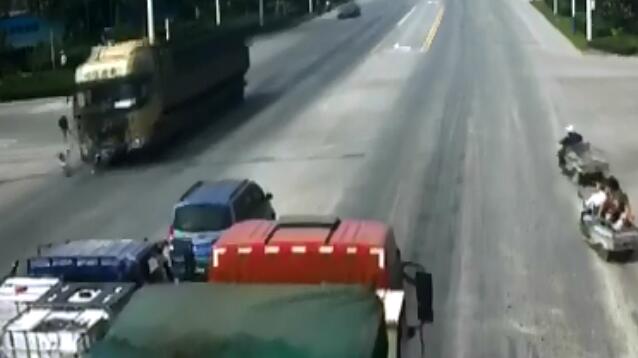 又是闯红灯惹祸！潍坊一半挂车撞飞电动车 14岁少女身亡