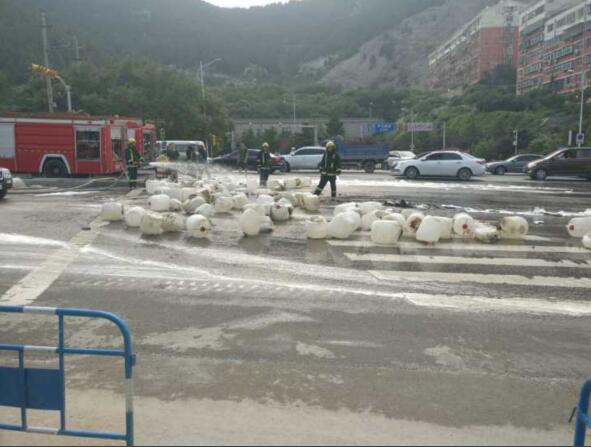 济南一载运白酒货车撞路边失火 目击者称疑刹车失灵